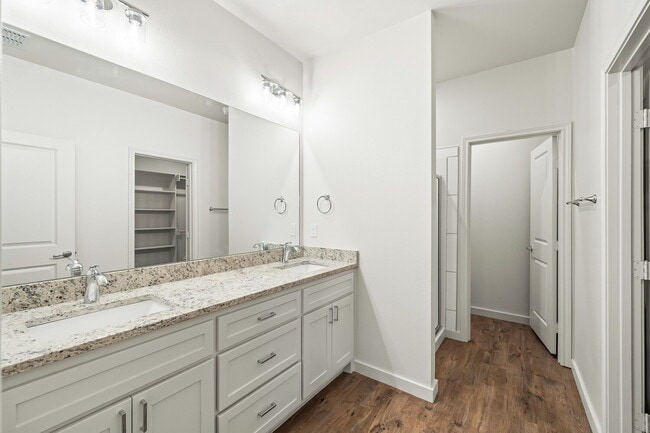 Building Photo - Like new townhome in Frenship East!