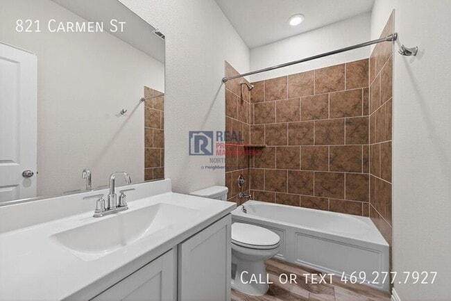 Building Photo - 821 Carmen St