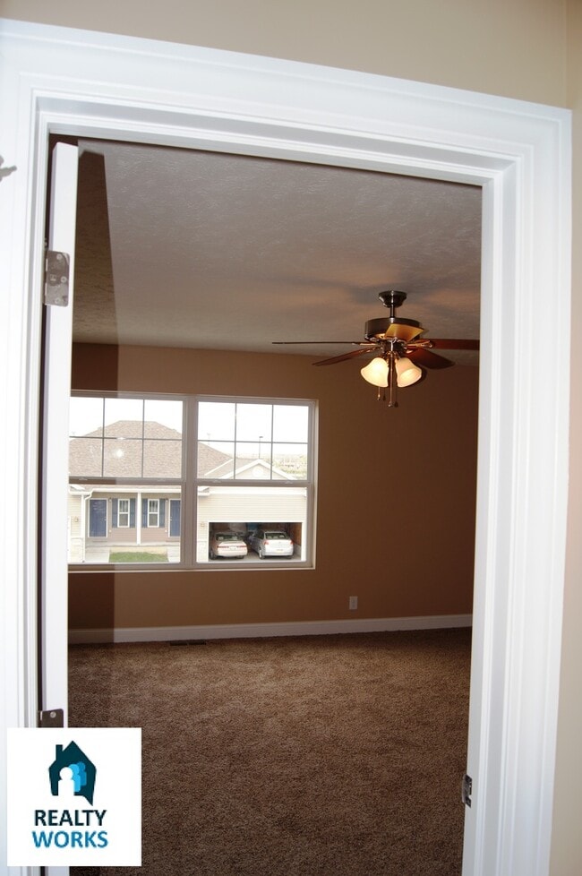 Building Photo - 3 Bedroom Town House in North Lincoln!