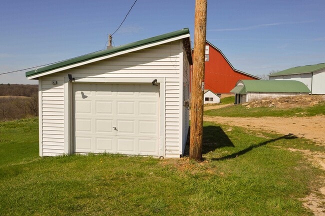 Building Photo - 3884 Breezy Hill Rd