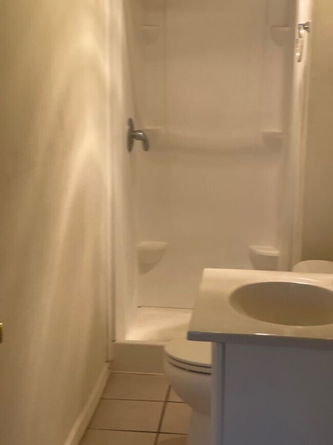 Building Photo - Nice 3 bedroom 2 bathroom apartment.