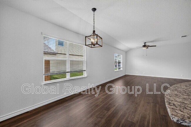 Building Photo - 515 Diamond Shls