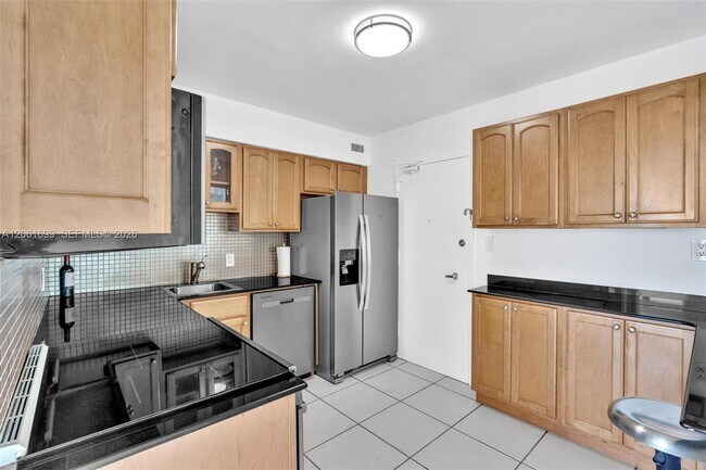 Building Photo - 5161 Collins Ave