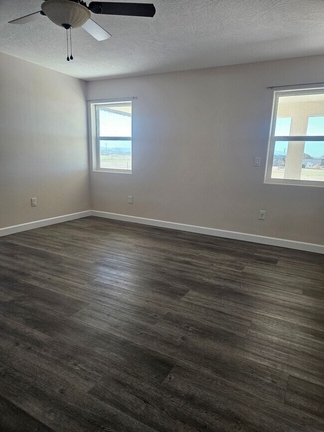 Building Photo - STUNNING CUSTOM APPLE VALLEY HOME