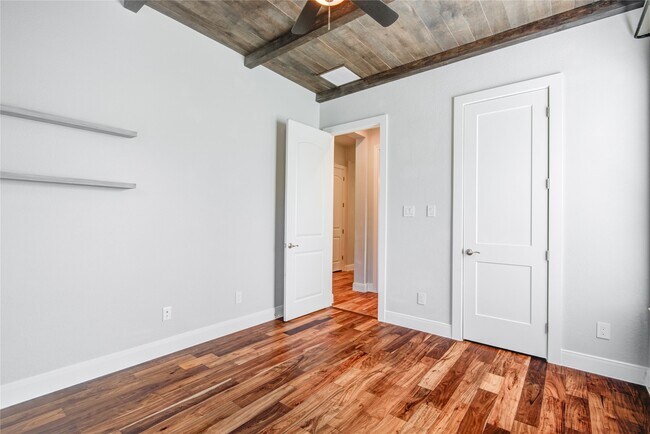 Building Photo - 135 Bella Luce