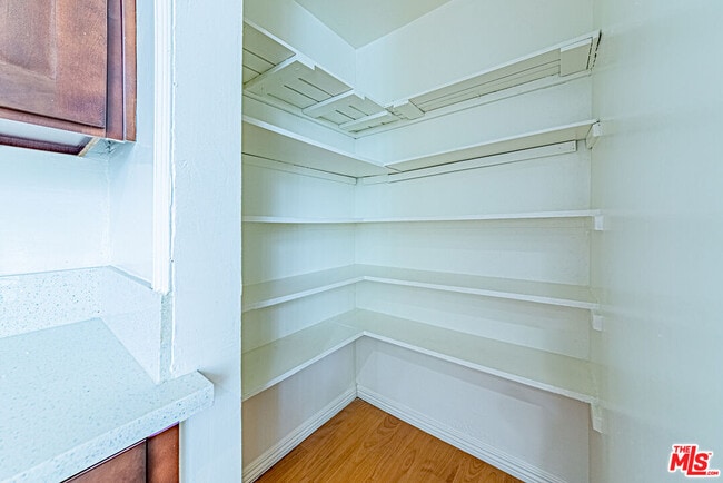 Building Photo - 933 S Manhattan Pl