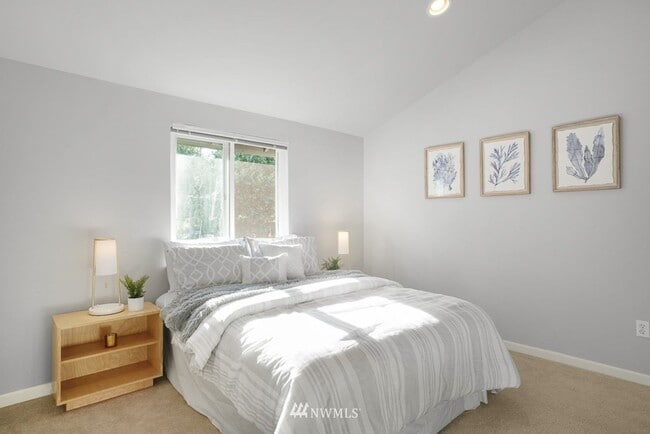 Building Photo - Large 2-Bedroom Northgate Townhome
