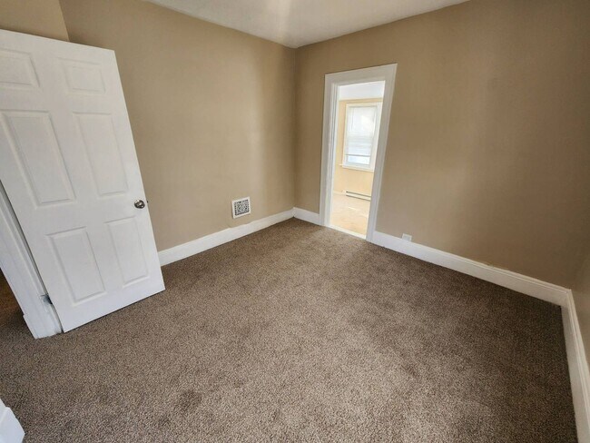 Building Photo - Charming 4-Bedroom Property in Prime Location