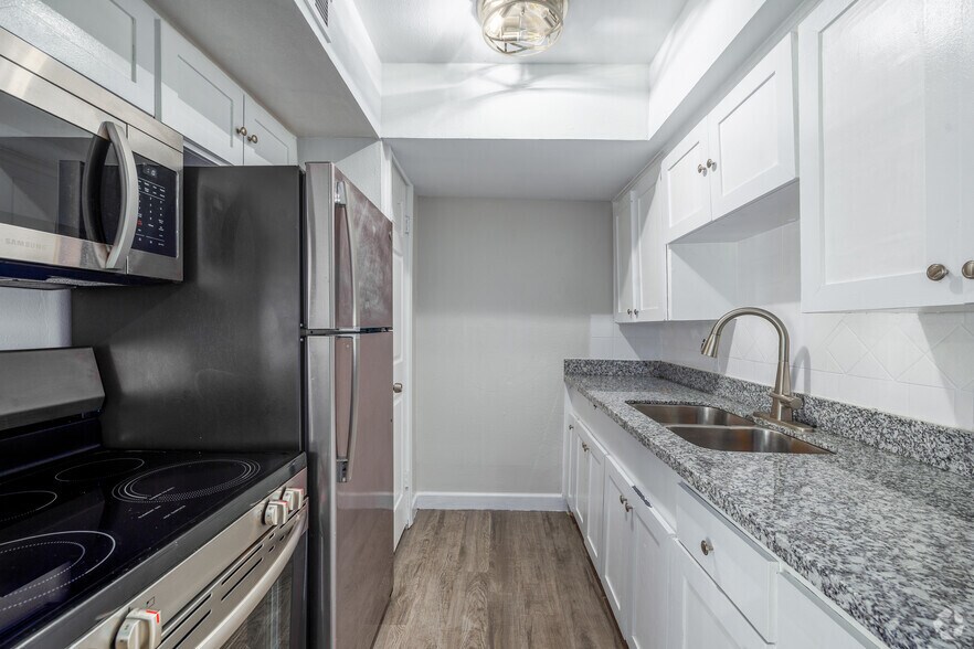 1BR, 1BA - 650SF - Kitchen - Rose Garden Apartments