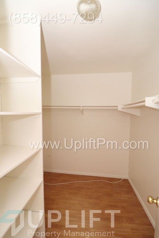 Building Photo - 2 Bed, 2 Bath w/ garage & fireplace
