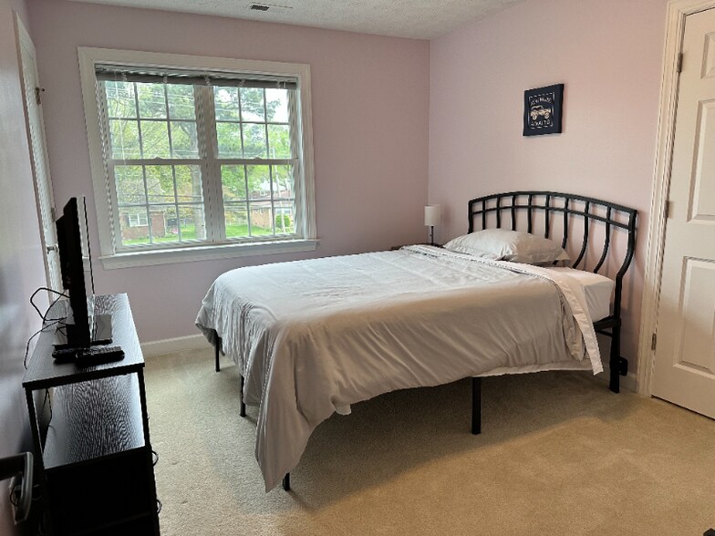 Primary Photo - 323 Fox Hill Rd