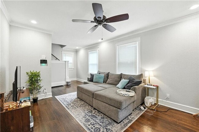 Building Photo - Great 2 bedroom 2 FULL bathrooms remodeled...