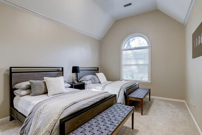 Building Photo - 127 E Bracebridge Cir