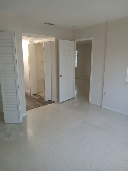 Building Photo - 2541 Myrtle Ave