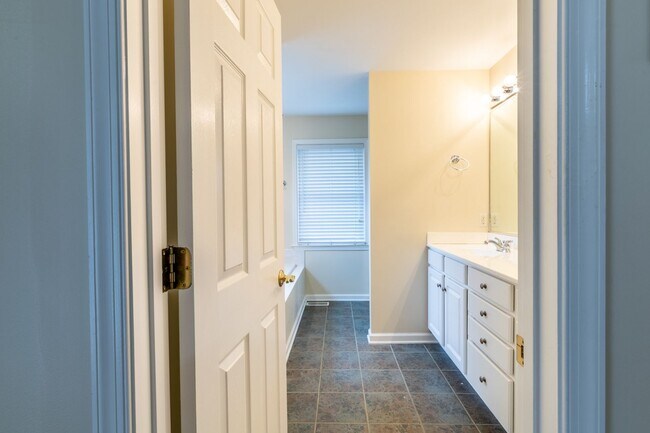 Building Photo - Single Family Home Minutes to DTWN/UVA Area