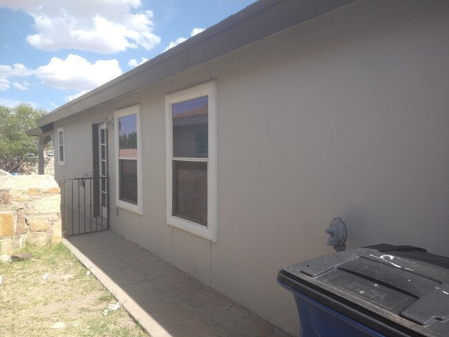 Building Photo - 3920 Tierra Marfil Rd