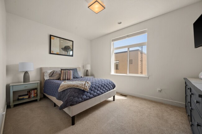 Building Photo - 1421 E Komenda Way