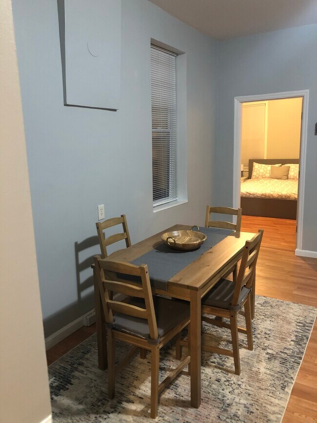 Breakfast table - 4934 Hummelsheim Ave