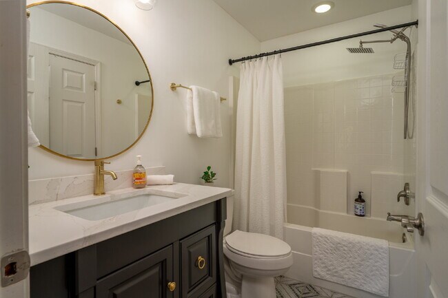Building Photo - Mountain Lux Home - Centrally Located in B...