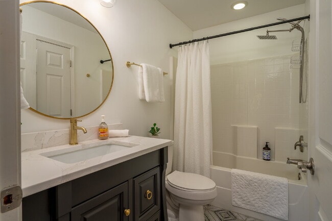 Building Photo - Mountain Lux Home - Centrally Located in Brevard! Furnished Mid- Term Rental Available from Novem...