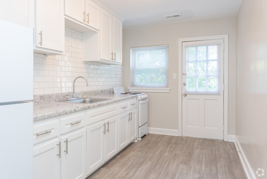 1BR, 1BA - 800SF - Kitchen - Highland at Haymount