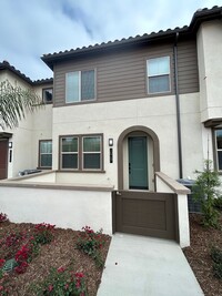 Building Photo - ALL NEW Modern Townhouse, parking, tall ce...