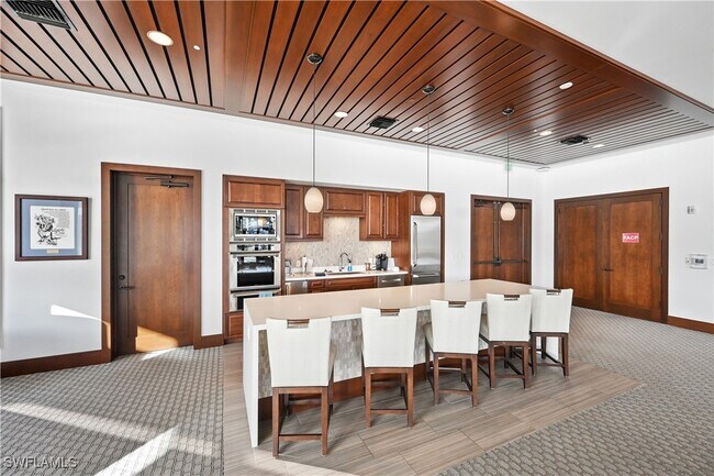 Building Photo - 2400 Gulf Shore Blvd N