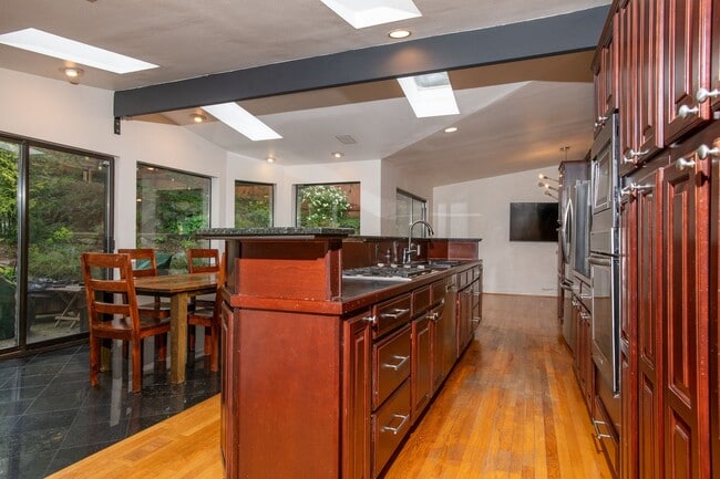 Building Photo - Magnolia 4 bedroom, 3 bathroom