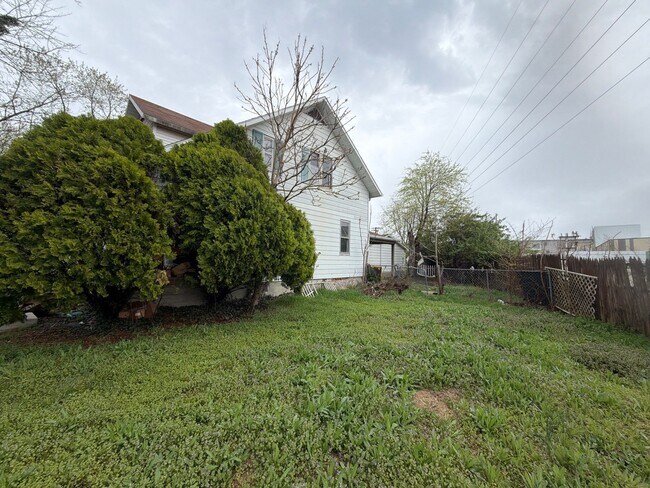 Building Photo - 805 S Hickory St