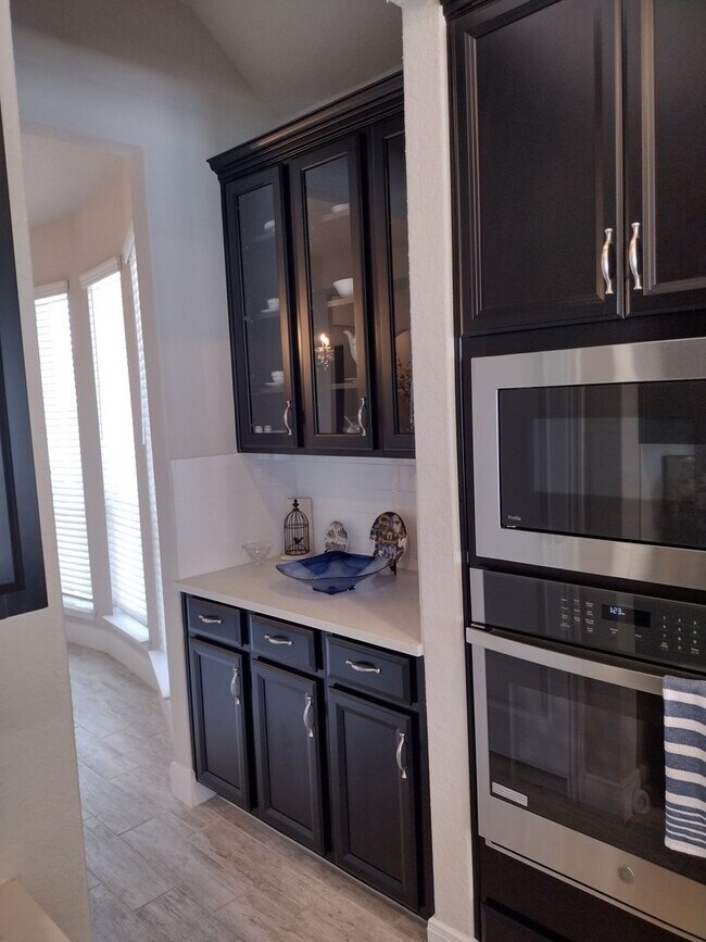 Building Photo - Beautiful 4 bedroom with a pool!!!