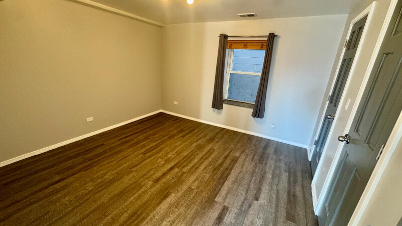 Building Photo - 1360 W Evergreen Ave