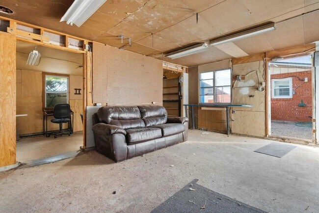 Building Photo - Huge 3 Bed 3 Bath House Near Texas Tech