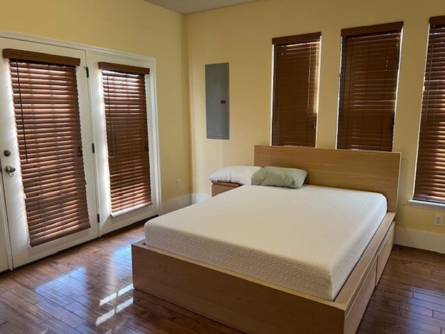 Building Photo - Single Family House