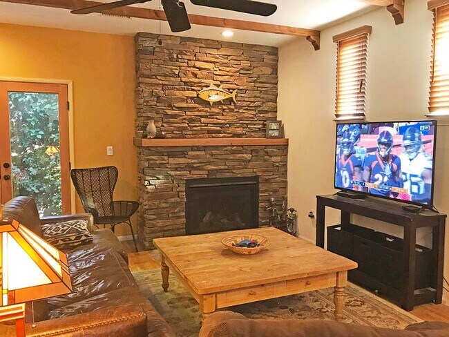 Building Photo - 3-Bedroom Home in Glendale's Foothills with RV Parking!