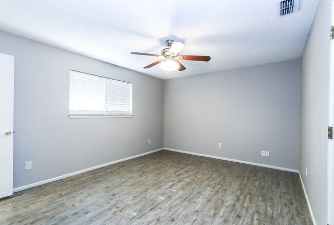Building Photo - 2 Bedroom Duplex!