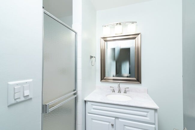 Building Photo - Spacious 2+2 in the Heart of Culver City!