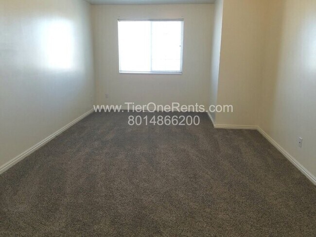 Building Photo - ** Limited Time Offer ** $500 OFF your first month's RENT!