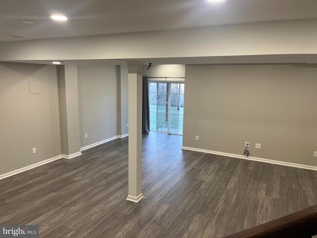 Building Photo - 233 Birchwood Dr