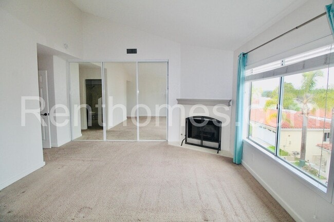 Building Photo - 2528 Navarra Dr