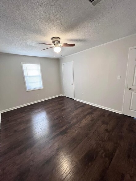 Building Photo - 207 Lake Dr