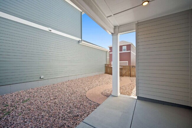 Building Photo - Modern 4 Bedroom, 2 Bathroom Westside Home with Balcony Views of Garden of the Gods!