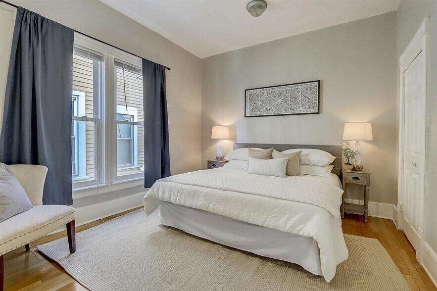 Master bedroom - 1512 E Irving Plz