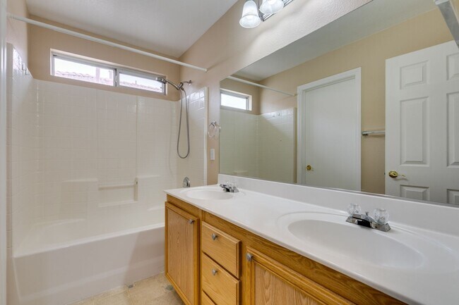 Building Photo - Beautiful 2-story home featuring 4 bedroom...