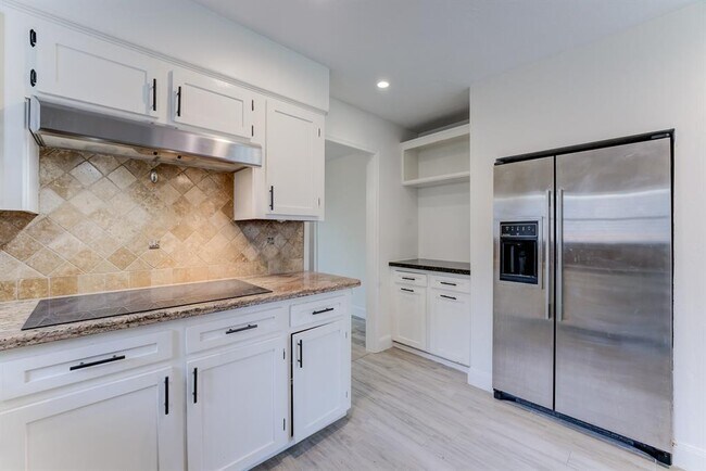 Building Photo - 560 Landfall Ln