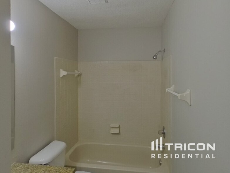 Building Photo - 528 Emberwood Dr