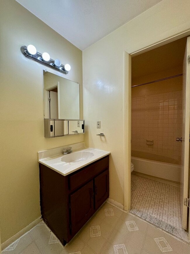 Building Photo - 2 Bedroom Condo in Pikesville/Courthaven