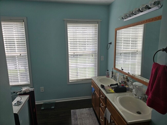Building Photo - Beautiful unfurnished 4 bedroom, 2.5 bath ...