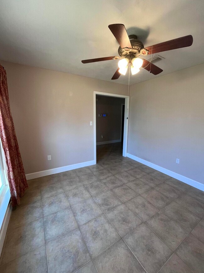 Building Photo - 540 E Timberlake Dr