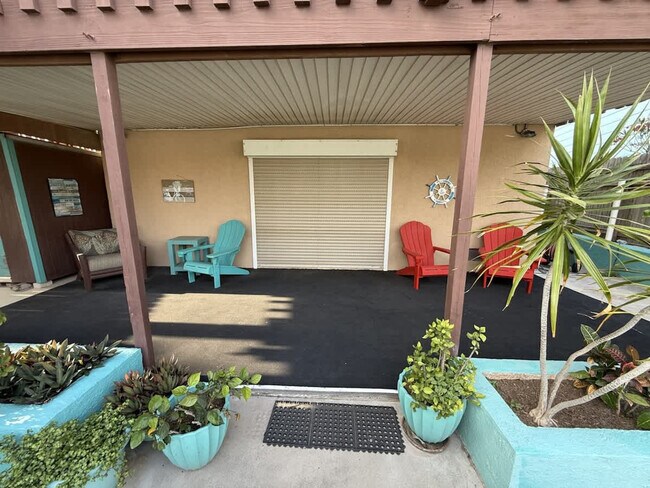 Building Photo - 1209 Pompano Ave