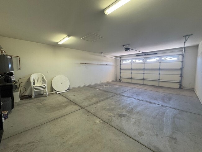 Building Photo - Great spacious home on Huukan Golf Course